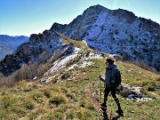 73 Al Passo di Grialeggio (1690 m) col versante nord del Cancervo in ombra ancora imbiancato di neve